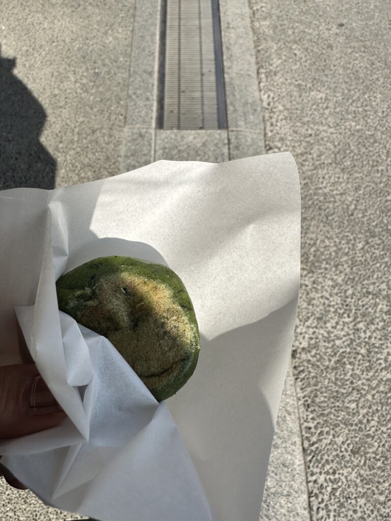 駐車場で食べた草餅