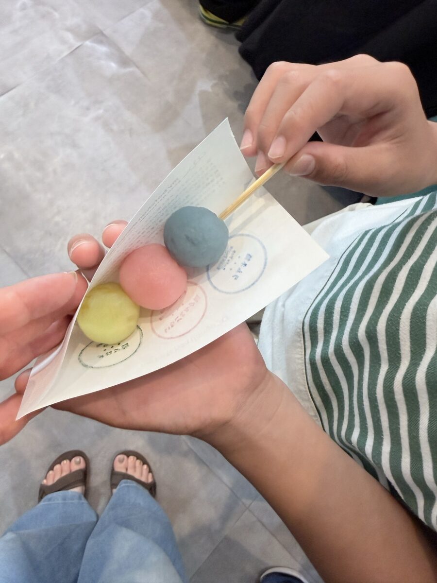 選んだ団子を自分で串に刺す子どもの手元
