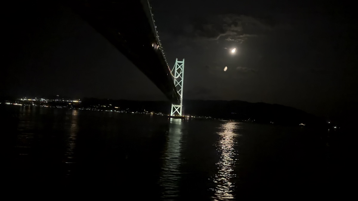 オレンジフェリーの展望デッキから見た夜の明石海峡大橋