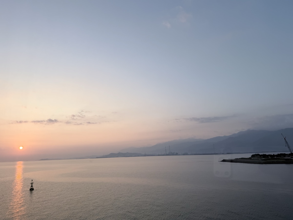 朝の海（オレンジフェリー）