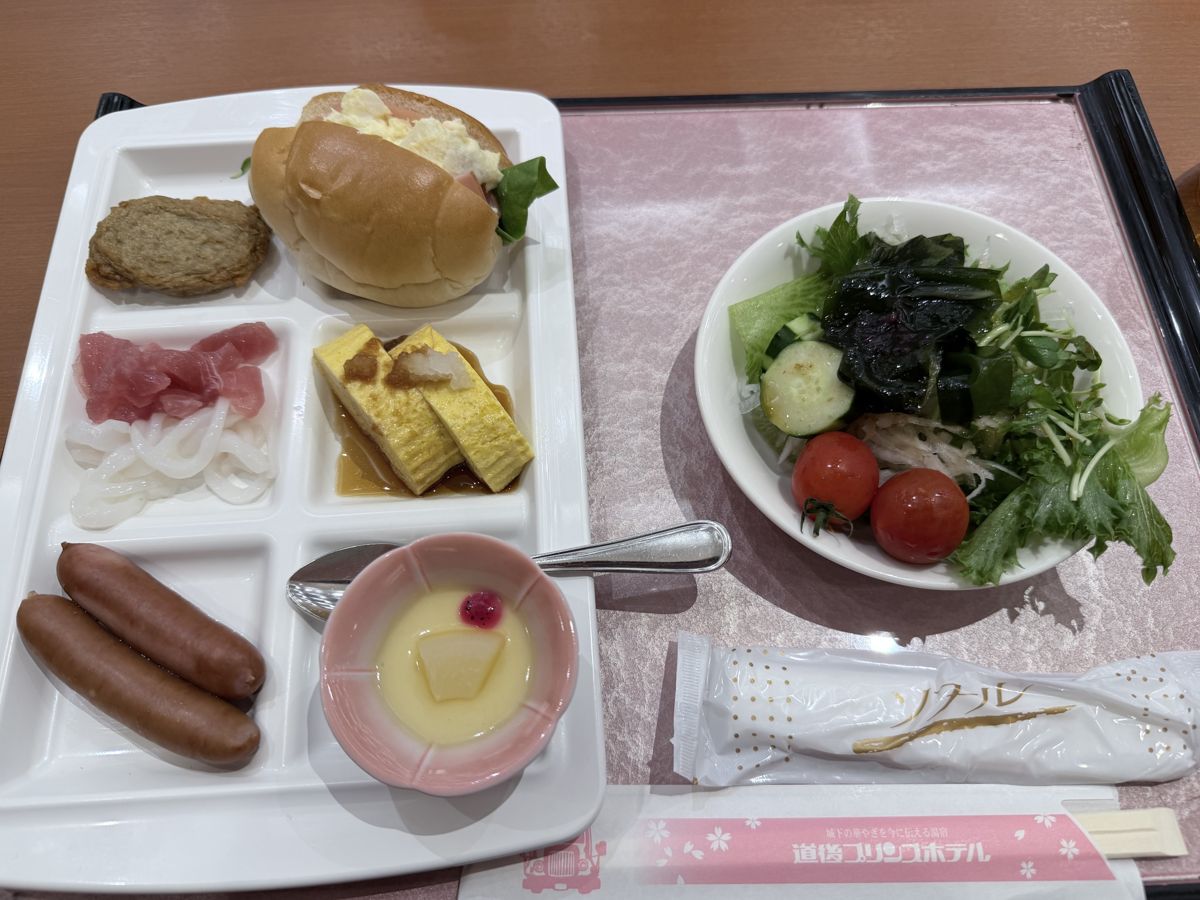 道後プリンスホテルの朝食バイキングのトレー
