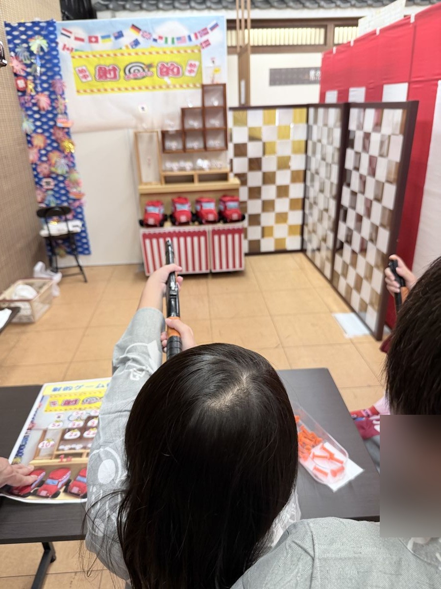 道後プリンスホテルの夏のミニ縁日で射的に挑戦する子どもたち