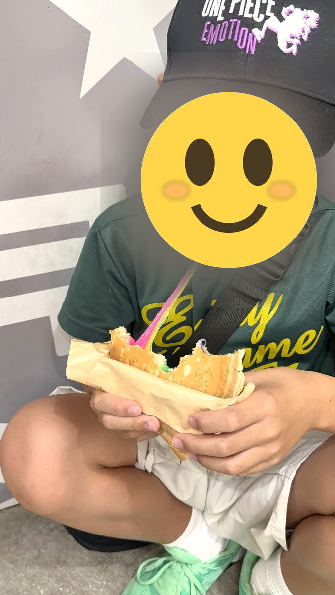 竹下通りで10円パンを食べる子ども
