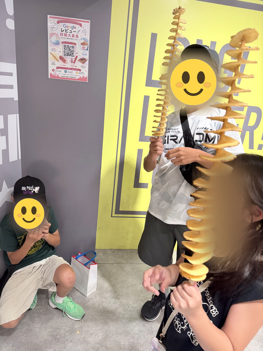52cmのトルネードポテトを持つ子ども