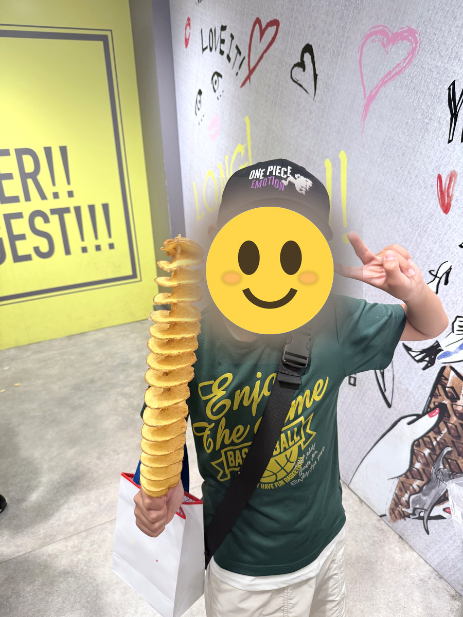 原宿のトルネードポテトを持つ子ども
