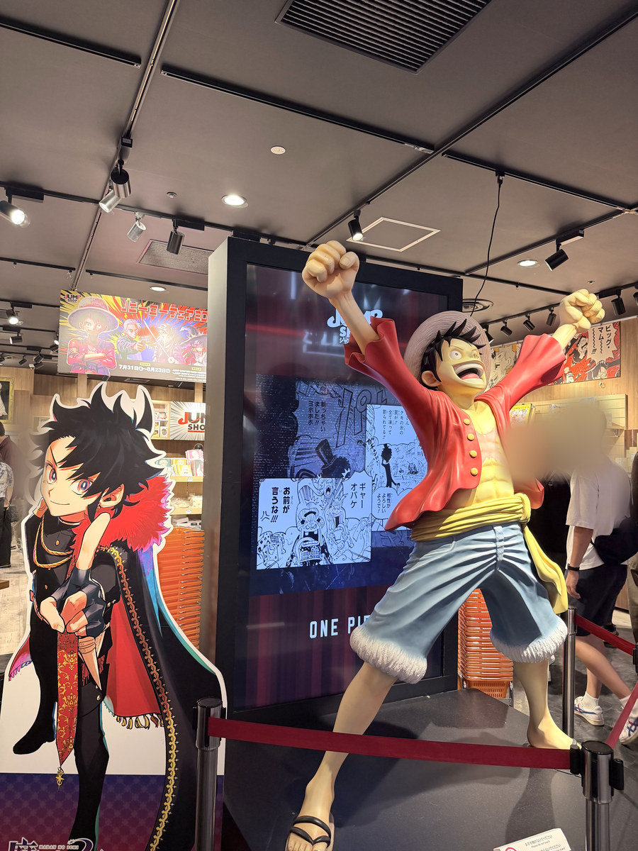 渋谷パルコ6F JUMP SHOP入口のルフィ立像