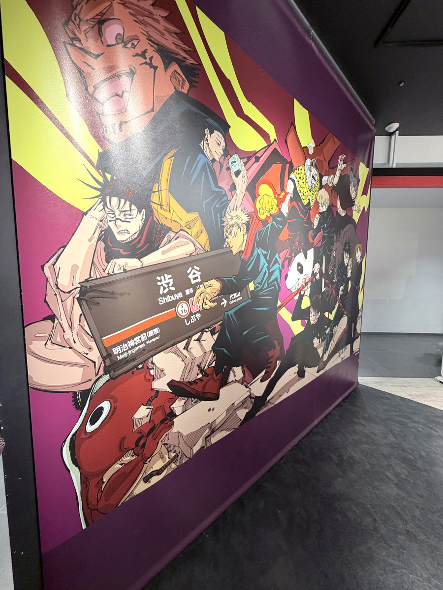 JUMP SHOP渋谷の壁の前で過ごす子ども