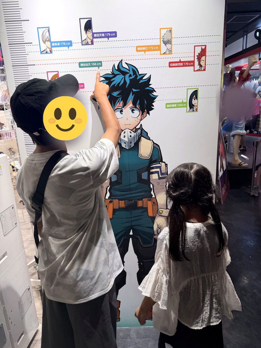JUMP SHOPのキャラクター身長比べウォールを見る兄と妹