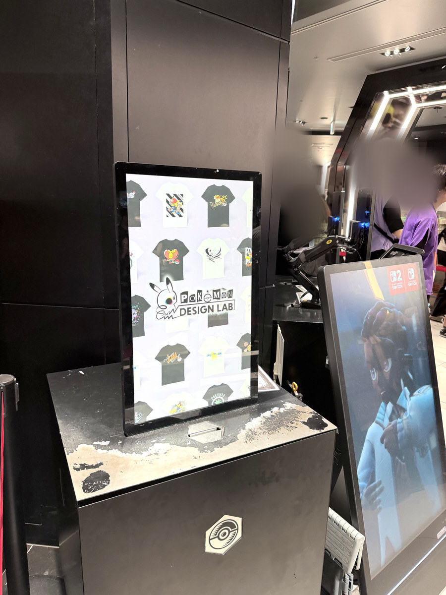 ポケモンセンターシブヤ店内のPokémon DESIGN LABのポスター