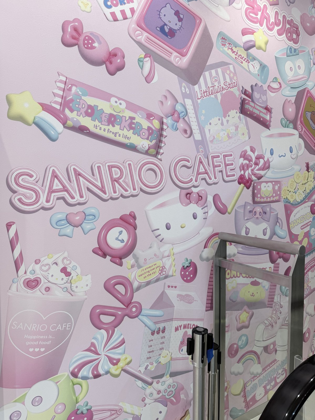 SANRIO CAFE原宿店の入口の壁(キャラクターのお菓子デザイン)