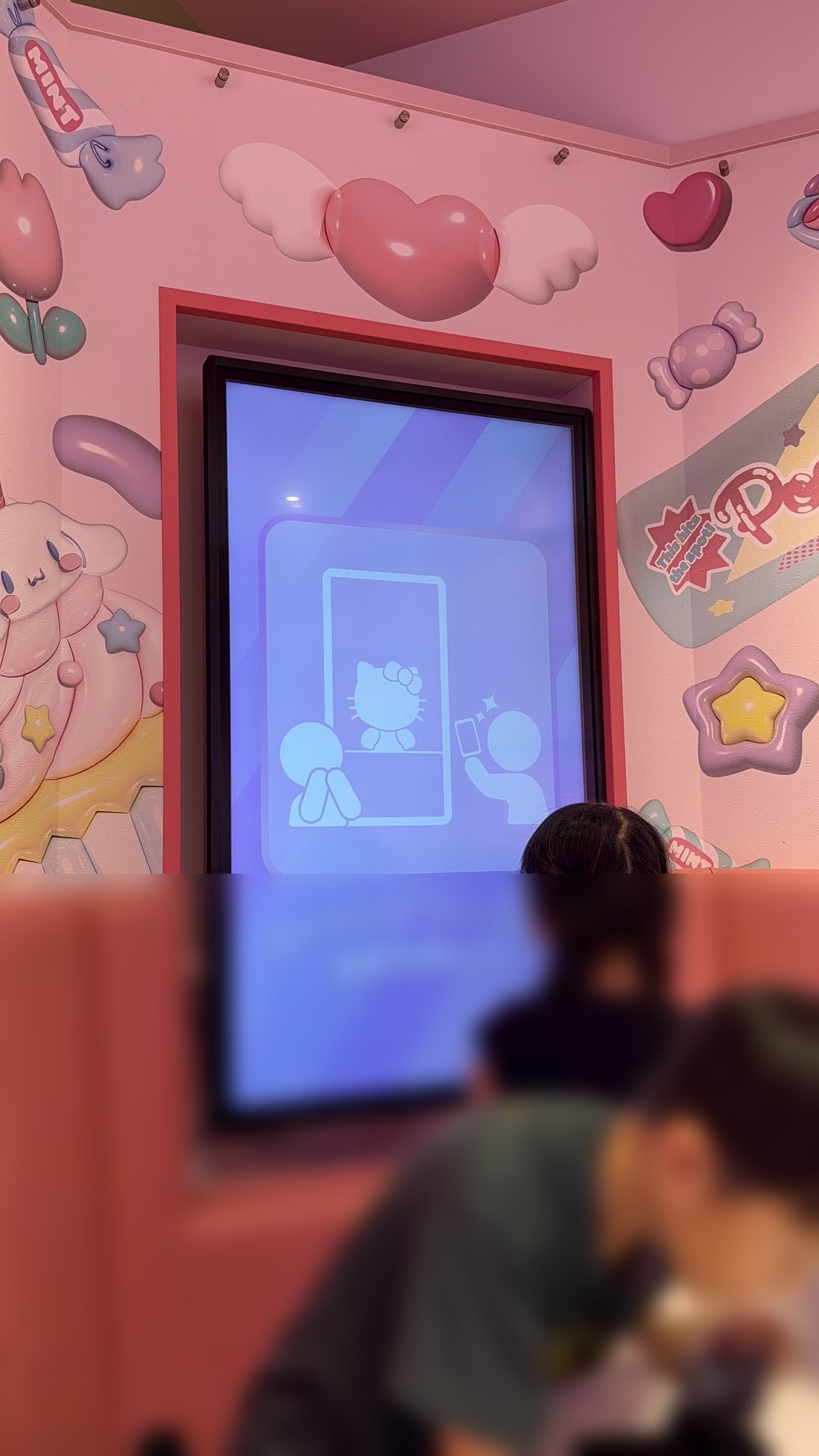 サンリオカフェ原宿の予約席にあるタブレット(好きなキャラクターと写真が撮れる)