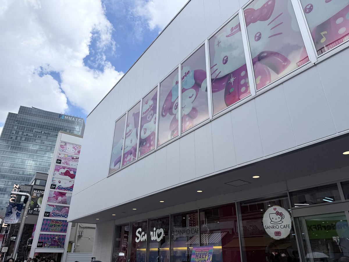 竹下通りにあるSanrio原宿店の外観(1〜2階がショップ・3階がSANRIO CAFE)