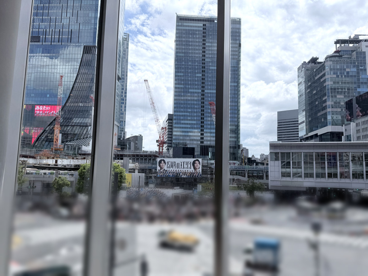 スターバックス SHIBUYA TSUTAYA 2F店から見る渋谷スクランブル交差点
