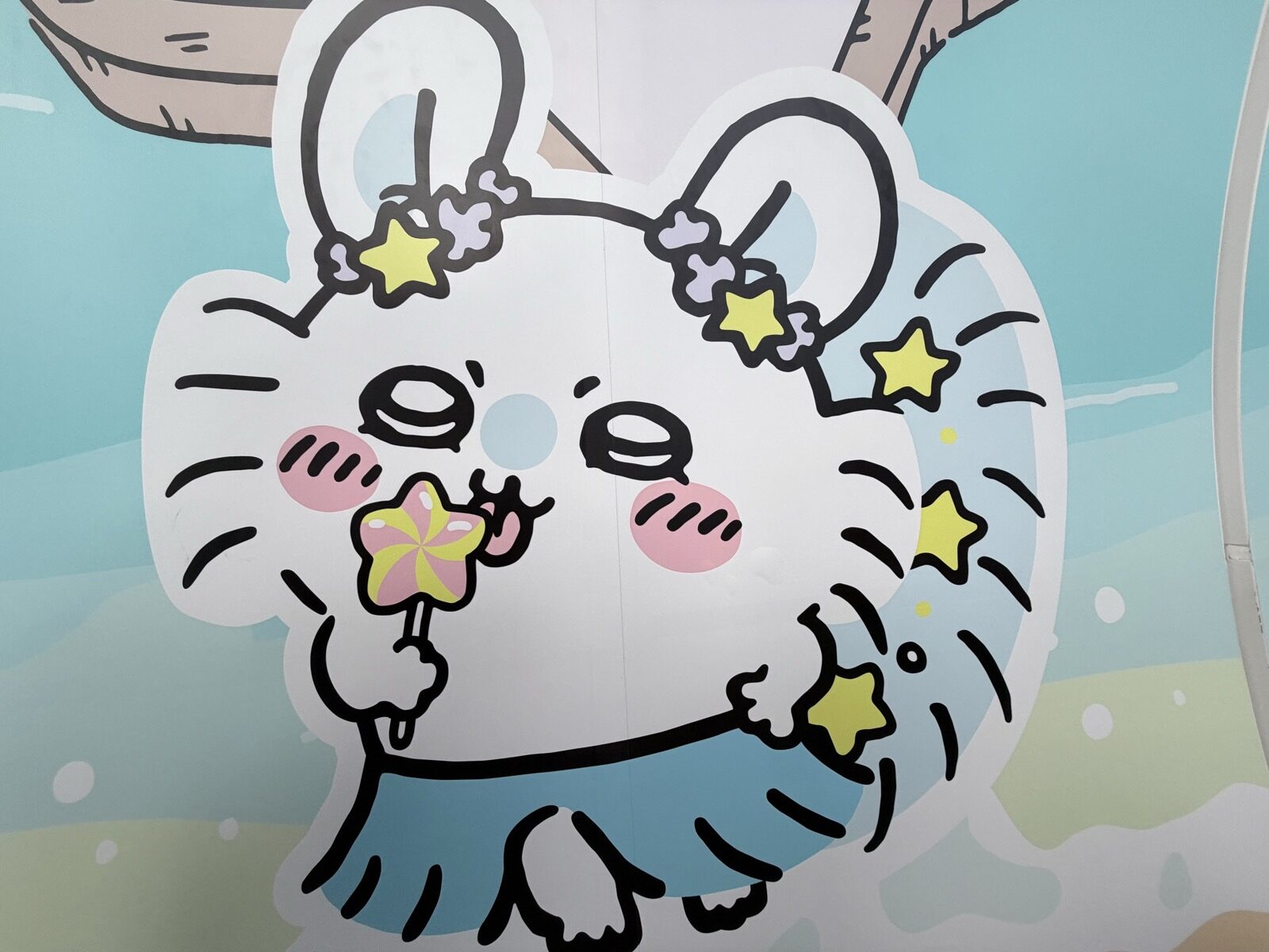 天望回廊の壁に描かれた星をまとったちいかわのイラスト