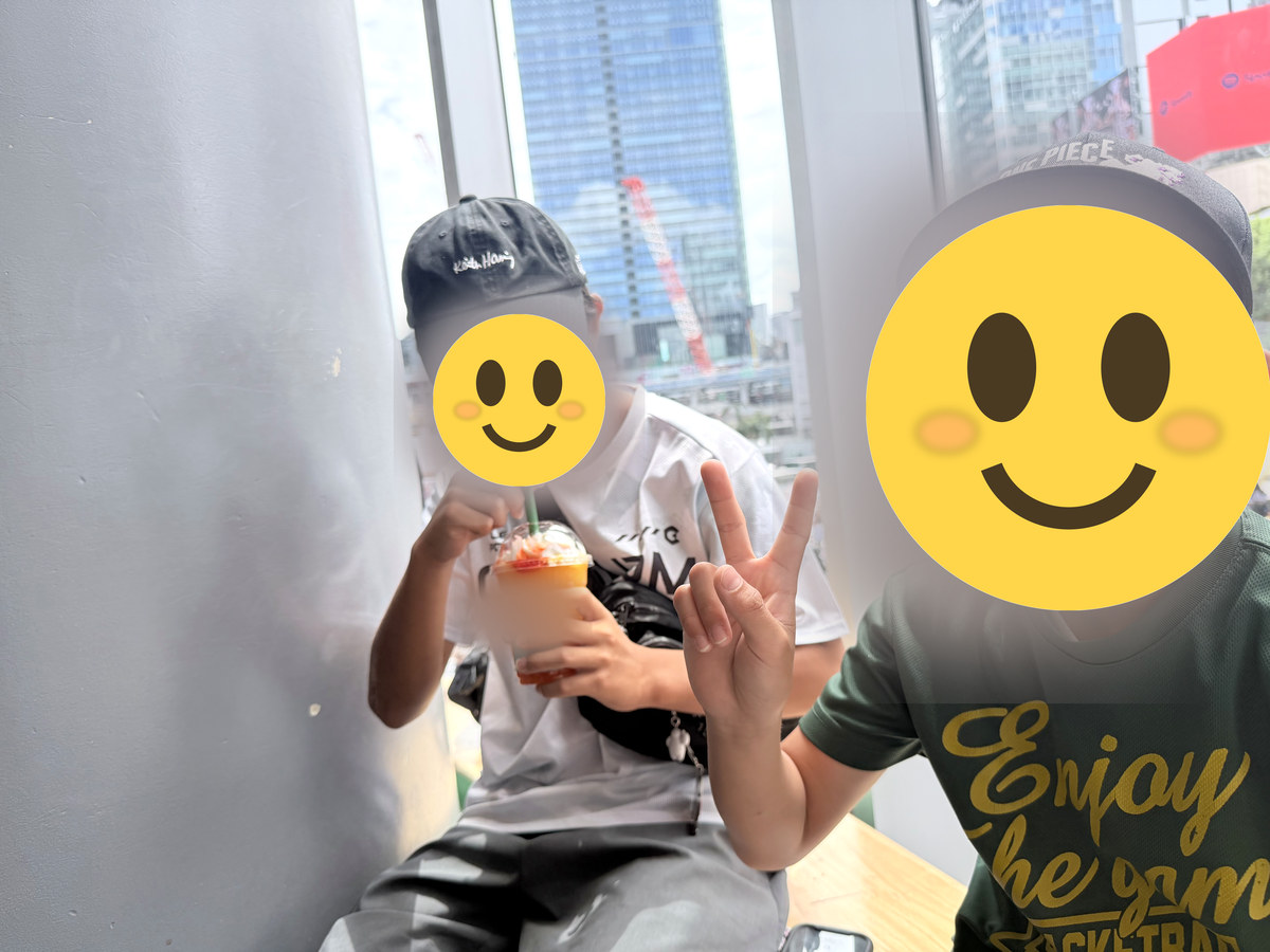 スターバックス SHIBUYA TSUTAYA 2F店の窓ぎわの席で過ごす子ども