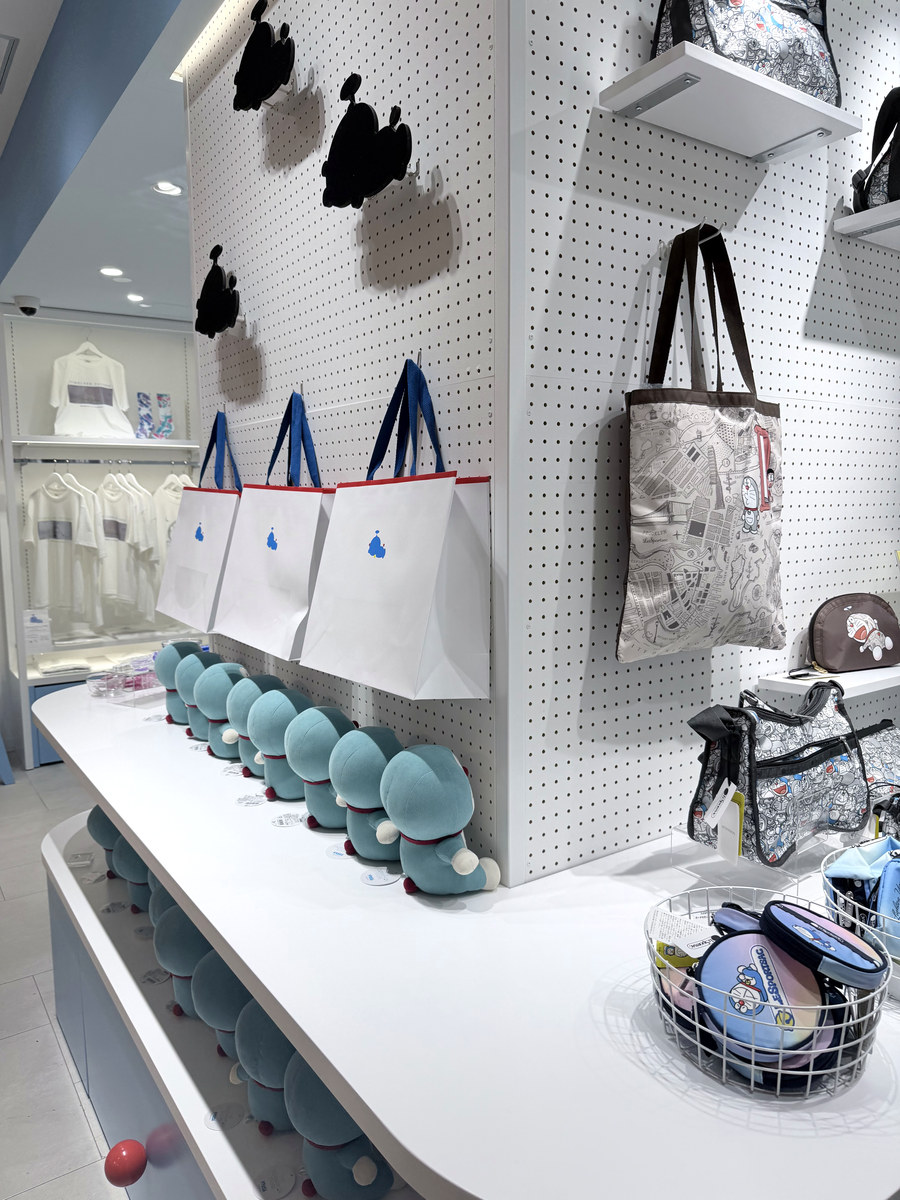 THE DORAEMON STORE店内のドラえもんぬいぐるみ