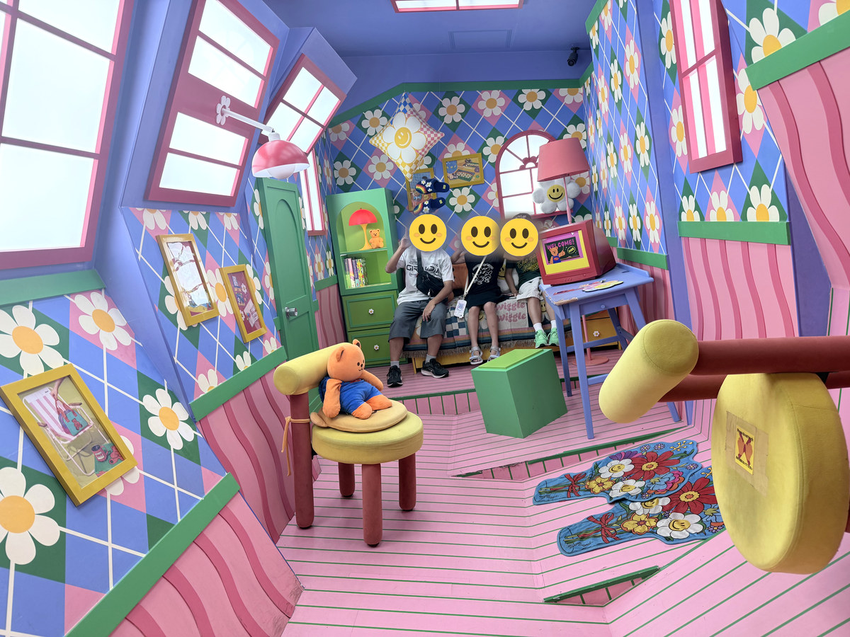 WIGGLE WIGGLE.ZIP HARAJUKUの傾いた部屋のフォトスポットで写真を撮る子ども3人