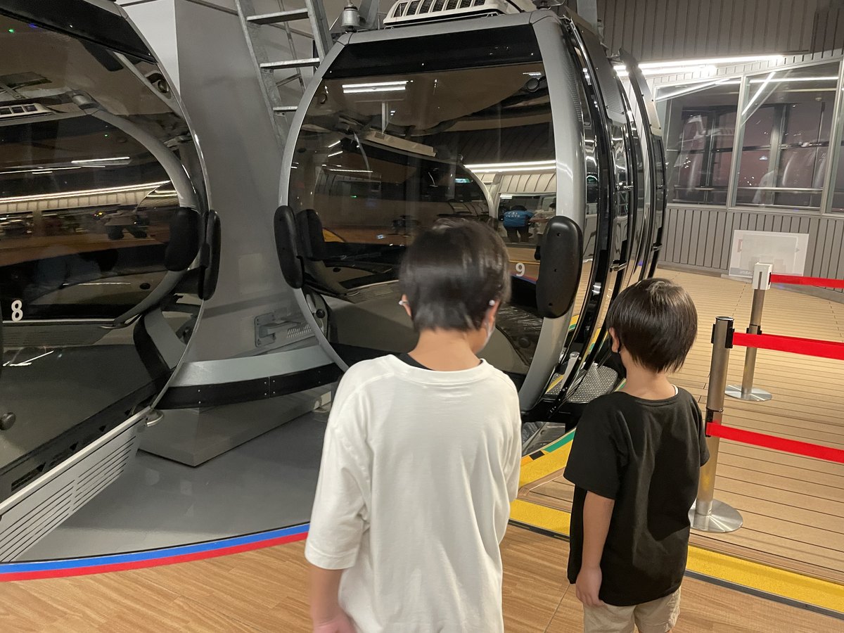 YOKOHAMA AIR CABINに乗り込む子どもたちの後ろ姿（2022年8月）