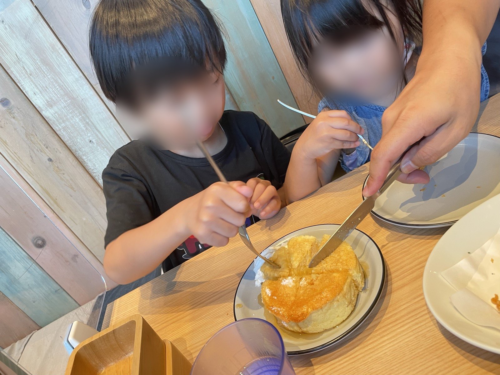 パンケーキを2人で切り分ける子どもたち（2022年8月）