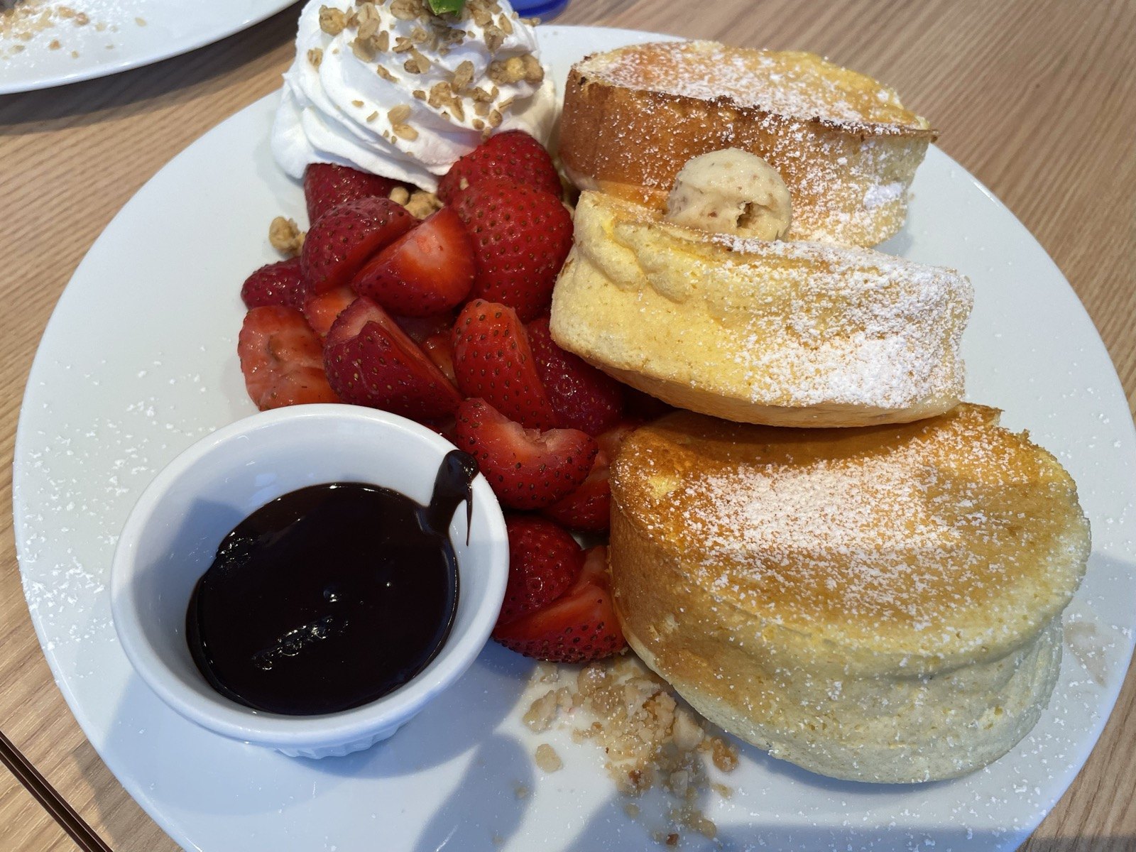ランドマークプラザ内のカフェで食べたいちごとチョコソース添えのパンケーキ（2022年8月）