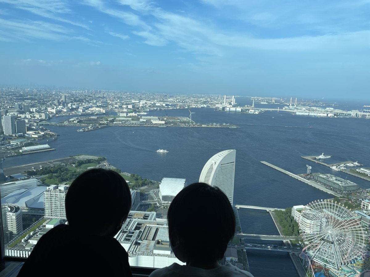 ランドマークタワー69階スカイガーデンの窓ぎわで景色を見る子どもたち（2022年8月・現在は休業中）