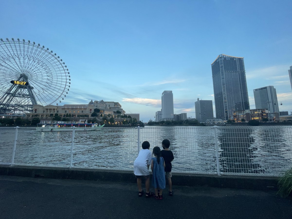 夕方のみなとみらいの海辺と観覧車（2022年8月）
