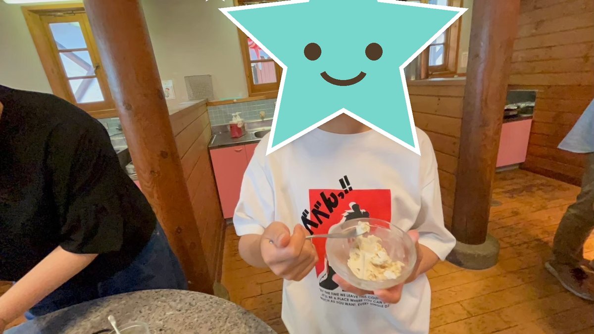 できあがった手づくりアイスを持つ子ども(顔は隠しています)