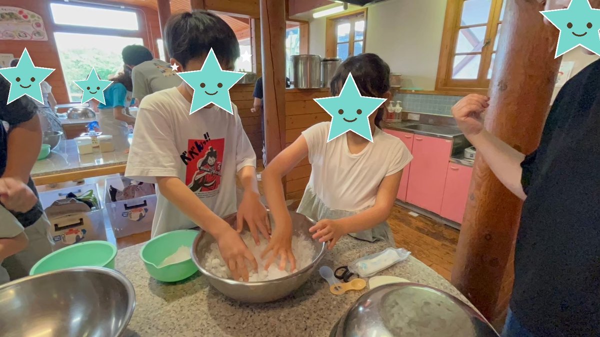 アイス作り教室で材料を混ぜる子どもたち(顔は隠しています)