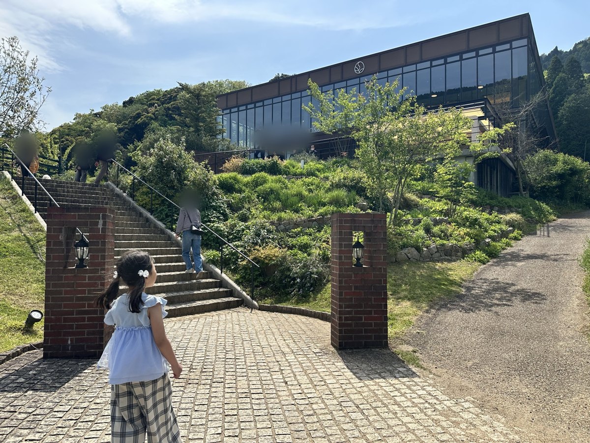 ヴィレッジへ向かう階段を歩く女の子のうしろ姿
