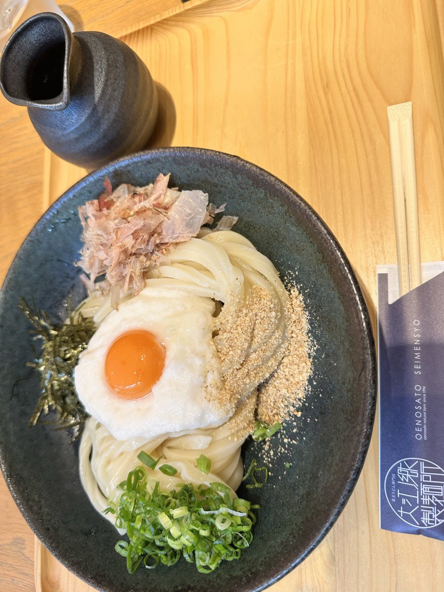 温泉たまごがのった釜玉うどん