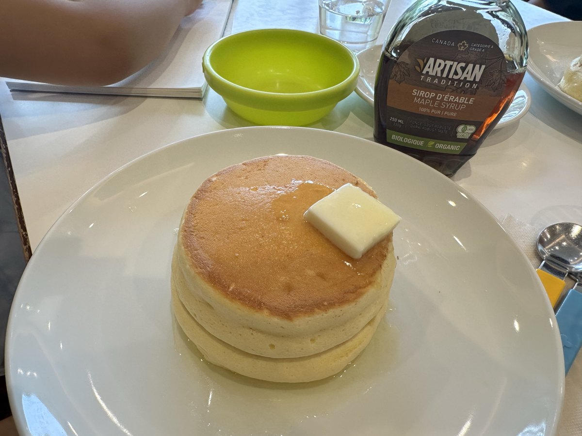 バターがのった厚いパンケーキ