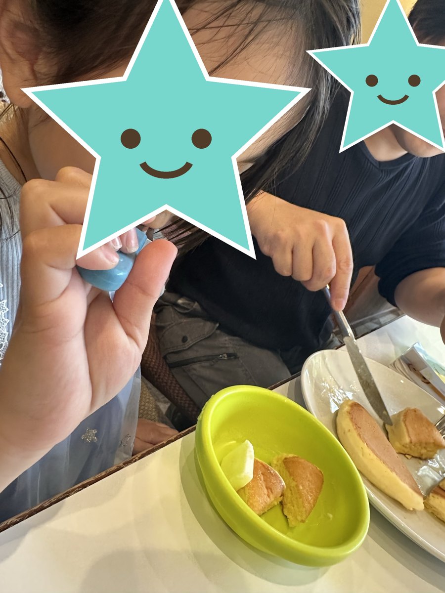パンケーキを食べる娘(顔は星で隠しています)