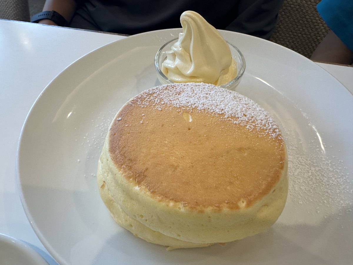 ソフトクリームがのったふわふわのパンケーキ