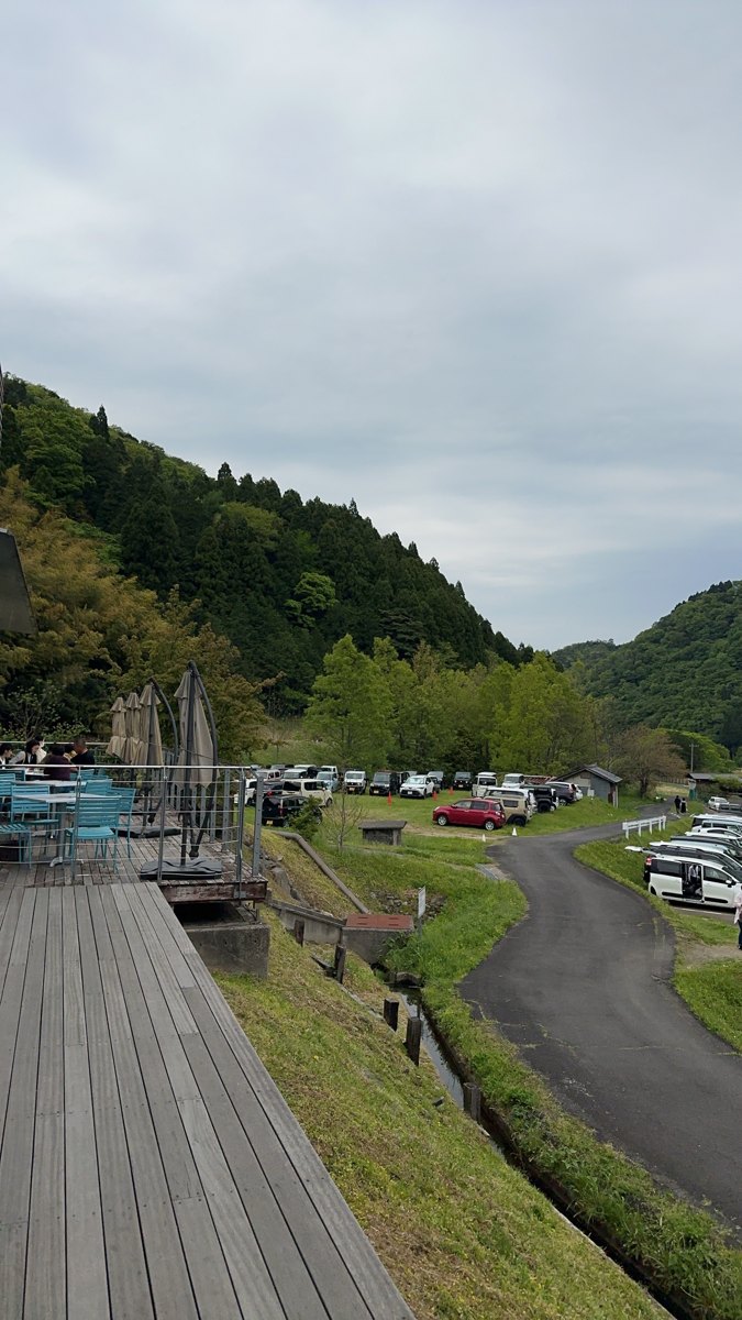 ウッドデッキから見える山と駐車場