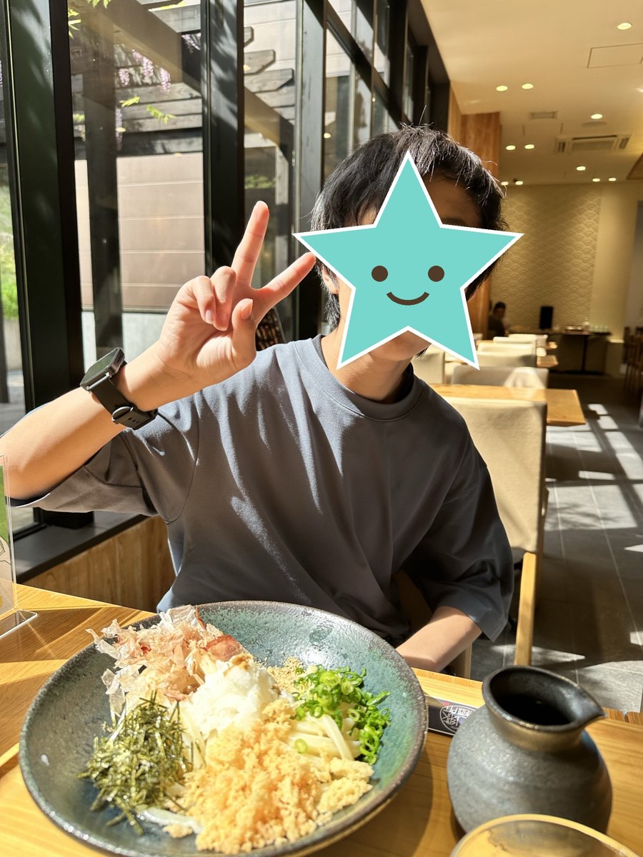 うどんの前でピースする息子(顔は星で隠しています)