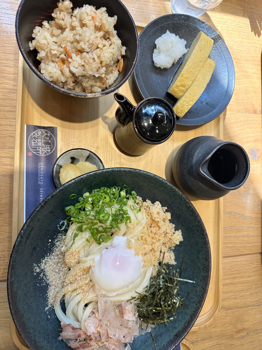 釜玉うどんとかやくご飯のセット
